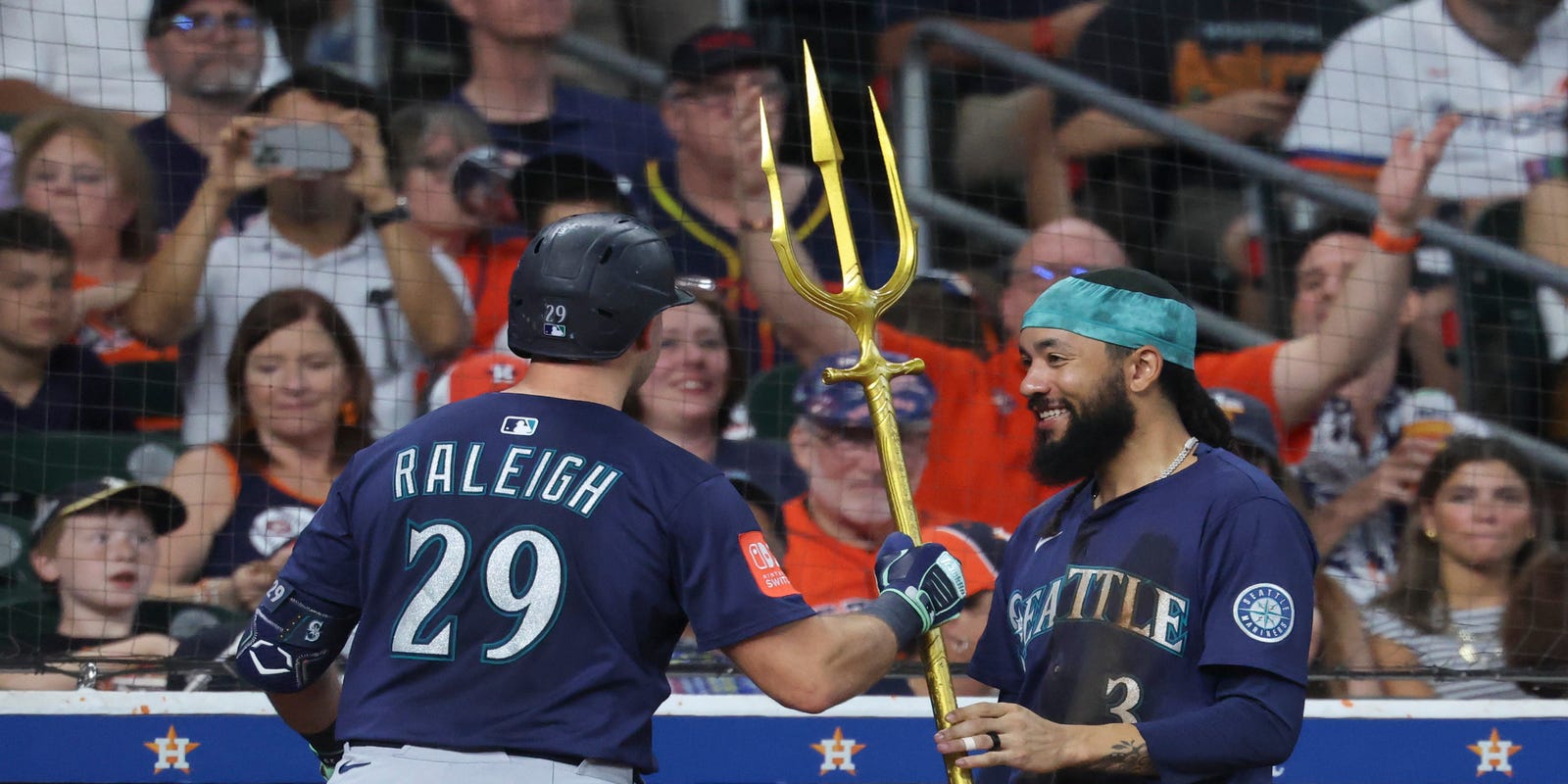Cal Raleigh passes Ken Griffey Jr.'s Mariners record with 57th home run